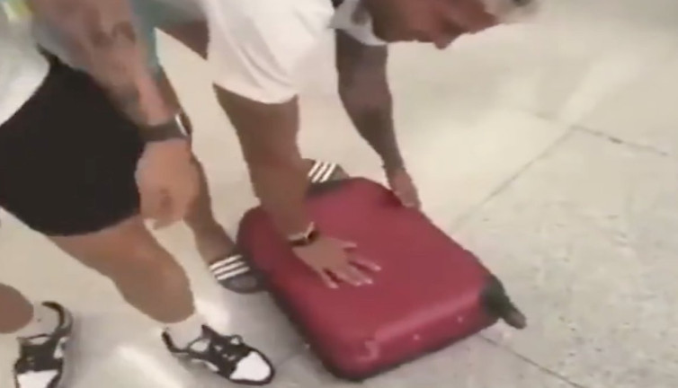 Valizi kabine büyük gelince tekerleklerini sökerek çözüm buldu