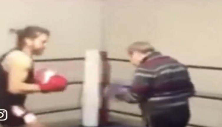 Yaşlı boksörü hafife aldı. Yediği yumruklardan sonra şaşkına döndü