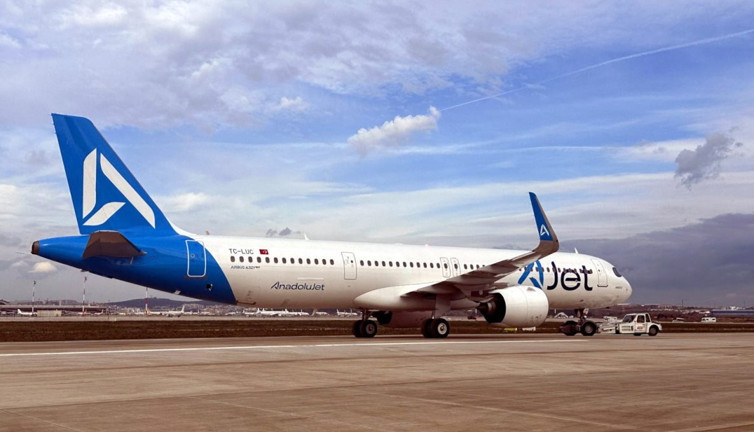 AJet Uçağı kuyruk çarpması şüphesi ile kalktığı piste geri döndü