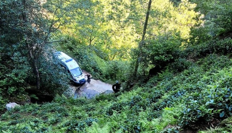 Çay keserken düşüp yaralandı