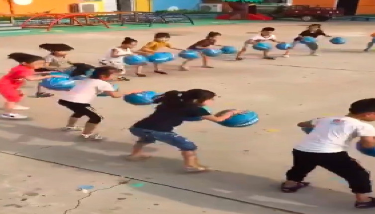 Küçük çocukların senkronizasyonu göz doldurdu