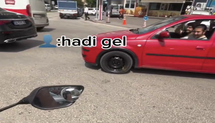 Başka ülkede göremezsiniz: Trafikte tesadüfen denk gelip araçları değiştirdiler