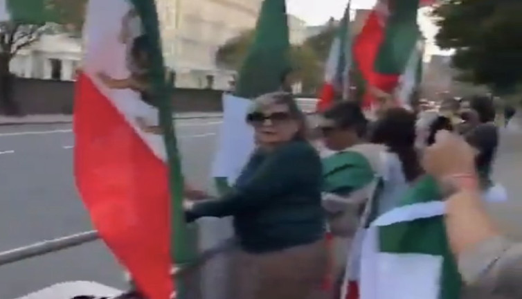 Reisi'nin ölümü sonrası İran Büyükelçiliği önünde 'Helikopter' şarkısı tartışma yarattı