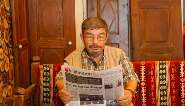 'Terso Kemal' lakaplı vatandaş gazeteleri tersten okuyor