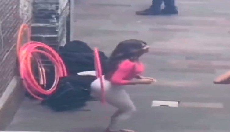 Genç kadının kalçasında hulahop çevirdiği anlar dikkat çekti