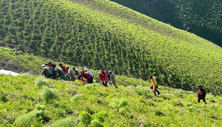 Ot toplarken kayalıklardan düşüp mahsur kaldı