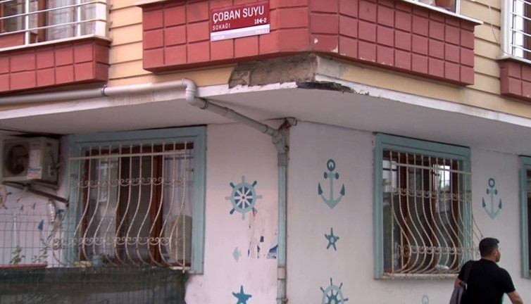 Avcılar’da hafriyat kamyonu binaya çarptı