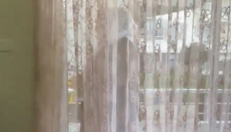 Gizli gizli gelinini dinlemeye çalışırken yakalanan kaynana güldürdü