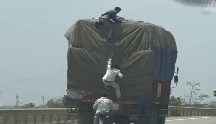 Hindistan'da tehlikeli soygun: Hırsızlar hareket halindeki tırdan eşya çaldı