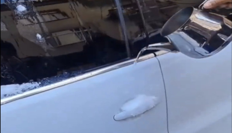 Donmuş kapıyı açmak için sıcak su kullandılar unuttukları detay güldürdü