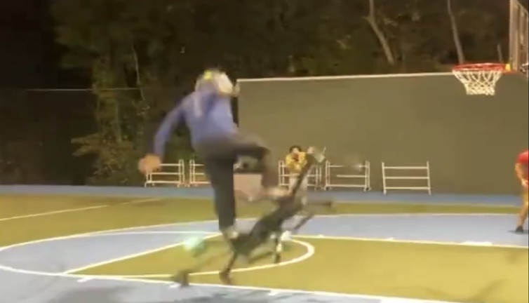 Drone ile yükselip havada basketbol oynamaya çalışırken düştü