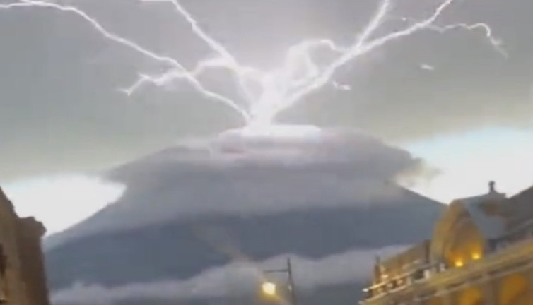 Acatenango Yanardağı'ndan volkanik şimşek anları gerilim filmlerini aratmadı