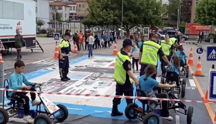 Çocuklara trafik eğitim parkurunda güldüren alkol similasyonu