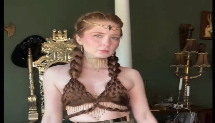 Saçlarıyla kendine sütyen ören kadın sosyal medyada gündem oldu