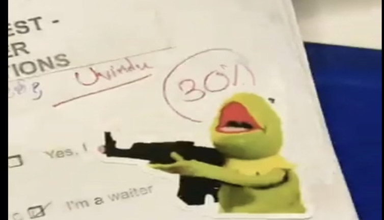 Öğretmenden öğrencilerini komik çıkartmalı sınav kağıdı