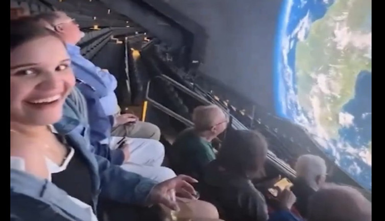 Dünyanın en büyük LED küresi manzaranın içinde hissettirerek nefes kesti