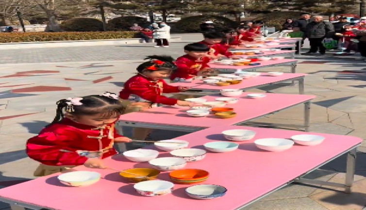 Çinli çocukların chopsticklerle yaptığı müzik izleyenleri büyüledi