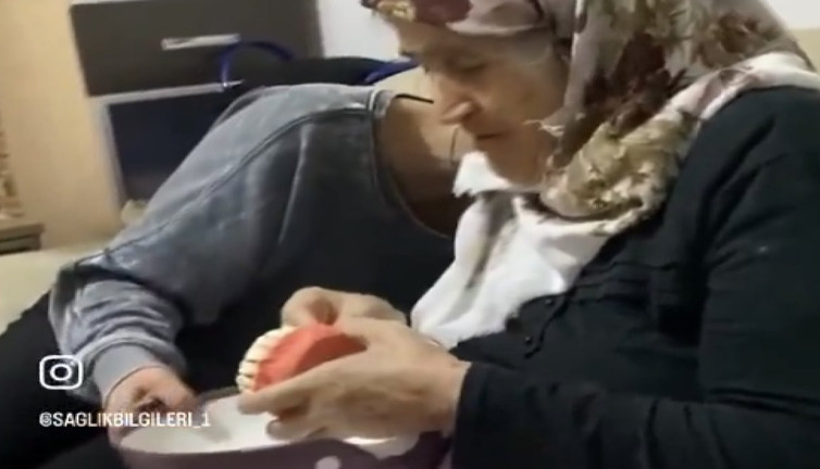 Anneannesine yaptığı diş büyütme şakasıyla viral oldu