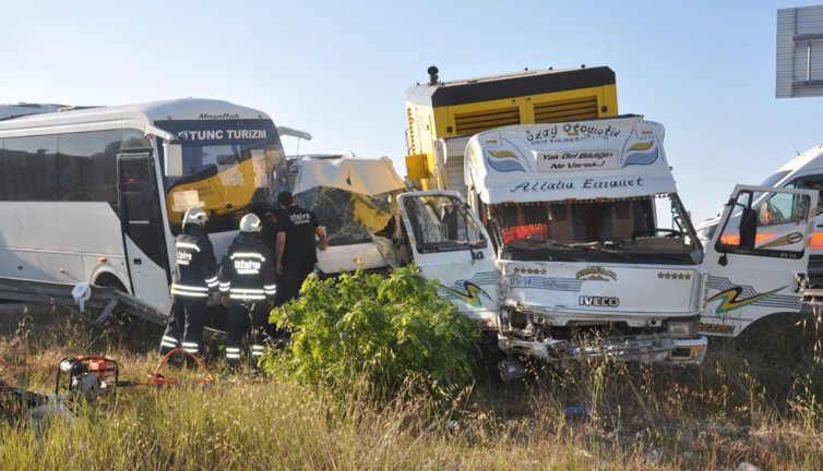 Kırmızı ışıkta bekleyen işçi servislerine kamyonet çarptı! Çok sayıda yaralı var