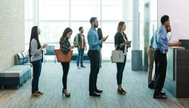 Dev banka iflasın eşiğinde. Müşteriler paralarını apar topar çekmeye başladı