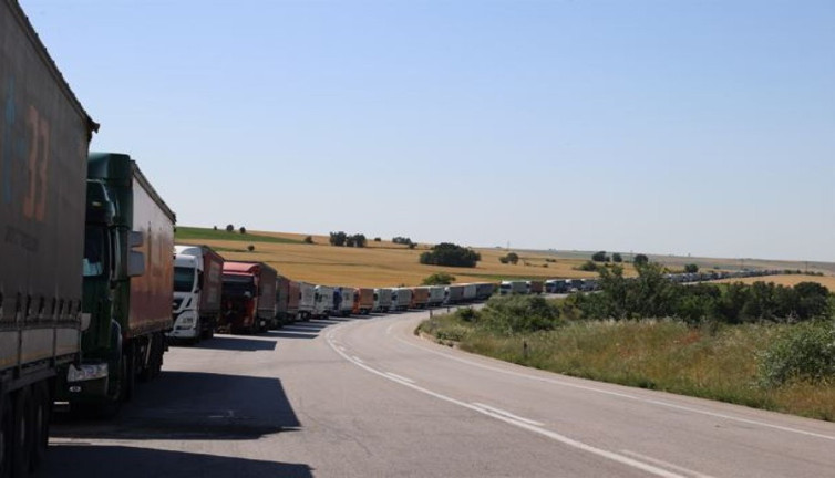 Hamzabeyli'de 24 kilometrelik TIR kuyruğu