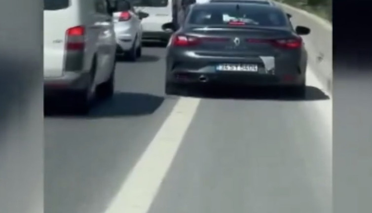 Emniyet şeridinden gittikleri yetmedi ambulansa da yol vermediler