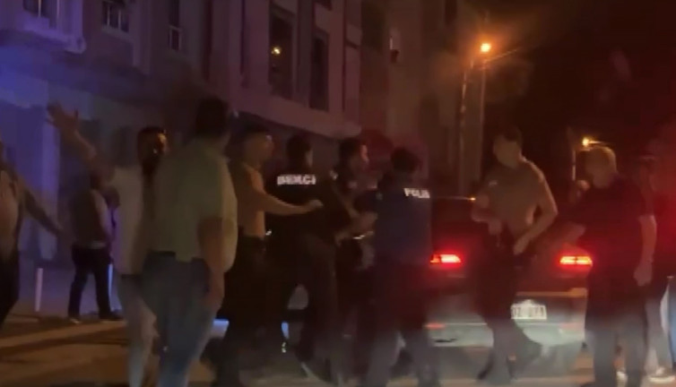 Motosiklet nedeniyle komşular sopayla birbirine girdi