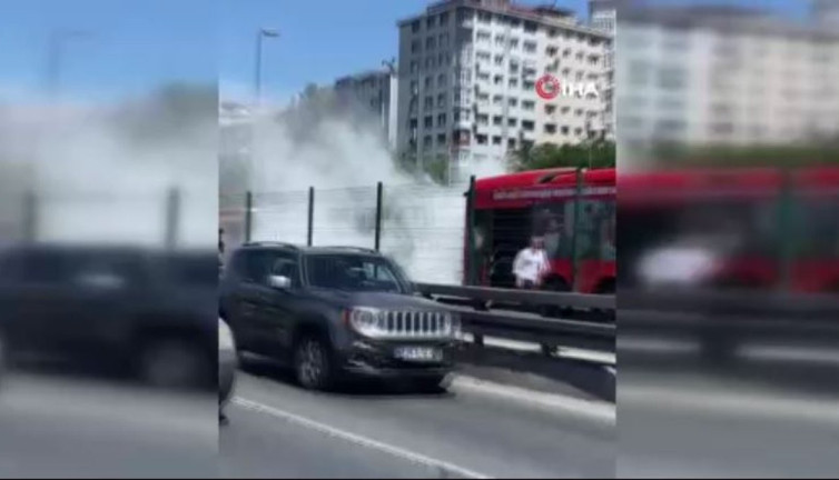 Seyir halindeki metrobüste yangın