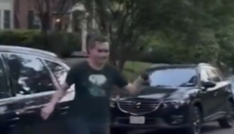 İsrail'i destekleyen Bakan Miller'a evinin önünde protesto: "Filistin'de kaç çocuk öldürdün?"