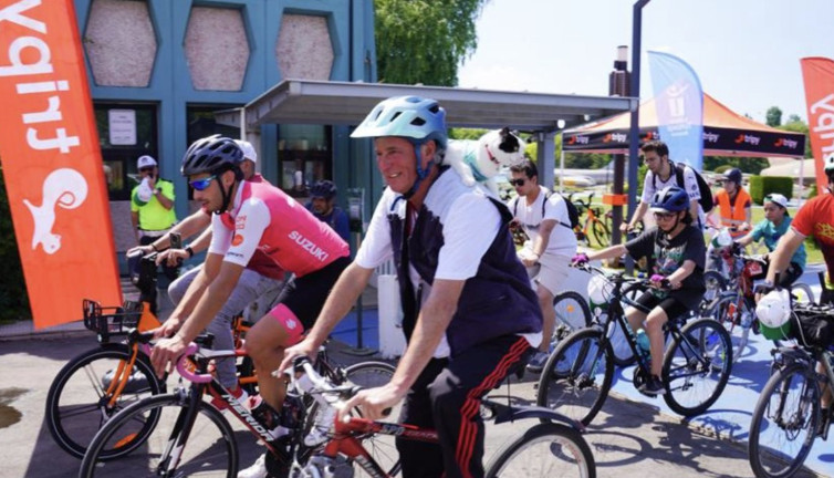 Kedisini omzuna alıp bisiklet turuna katıldı