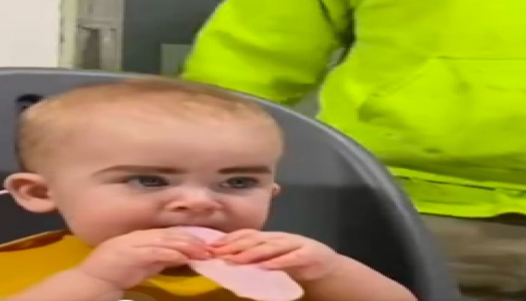 Kızının kaşını fark eden baba gülme krizine girdi