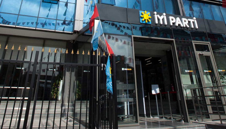 İYİ Parti'den istifa eden vekil CHP'ye katıldı