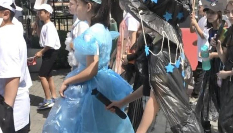 Öğrenciler sıcağa aldırmadı Çevre Haftası mesajı için çöp poşetiyle yürüdü