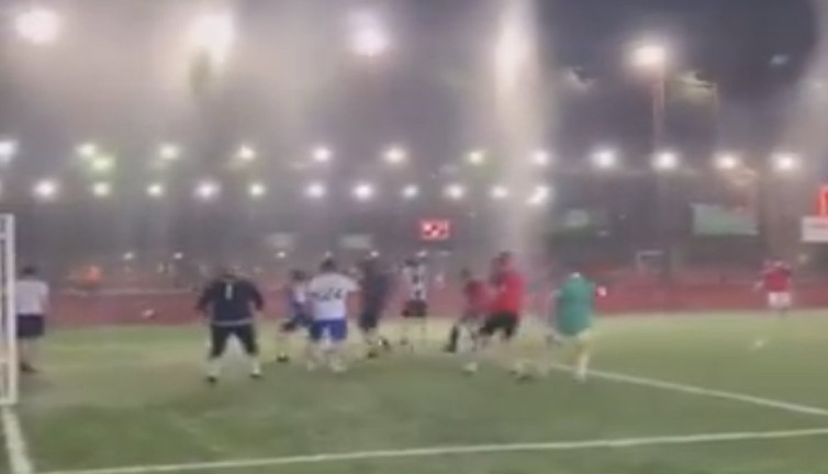 Halı sahada sıca havalara özel çözüm: Havadan su fışkırttılar