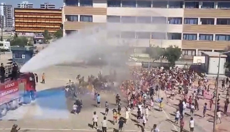 Karpuz Şenliği'nde sıcaktan bunalan öğrencilere itfaiyeden serinleten hareket