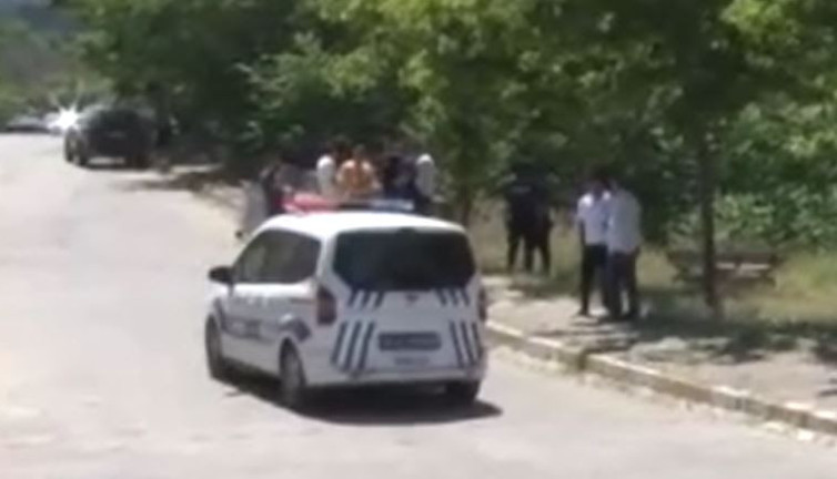 Boşandığı karısını göğsünden vurdu