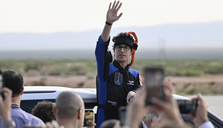 Türkiye'nin ikinci astronotunu taşıyan uçak dünyaya döndü