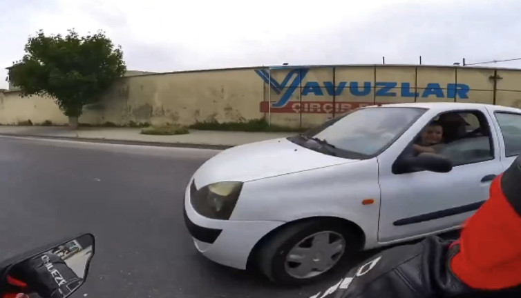 Tek şeritli yolda U dönüşü yapmaya çalışan kadın şoför