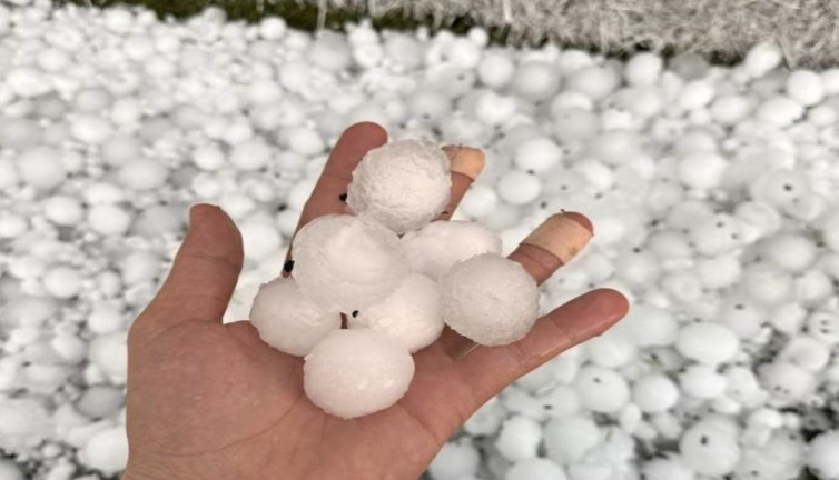 Kayseri'deki dolu yağışı bir kişinin kafasını yardı