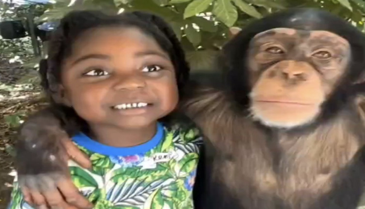 Küçük çocuk maymunu sevgi dolu öpücüklere boğdu
