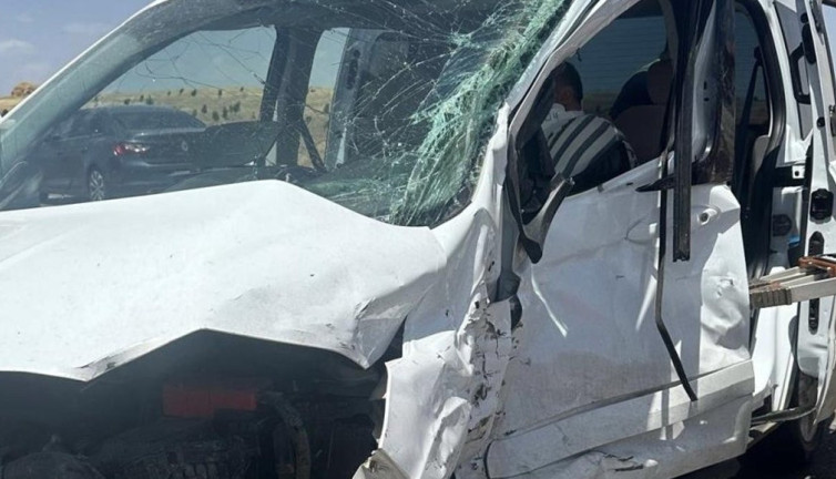 Hafif ticari araçlar çarpıştı: 3 yaralı