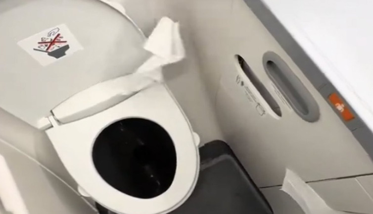 Uçak tuvaletlerindeki sifonların çekim gücü görenleri şaşırttı