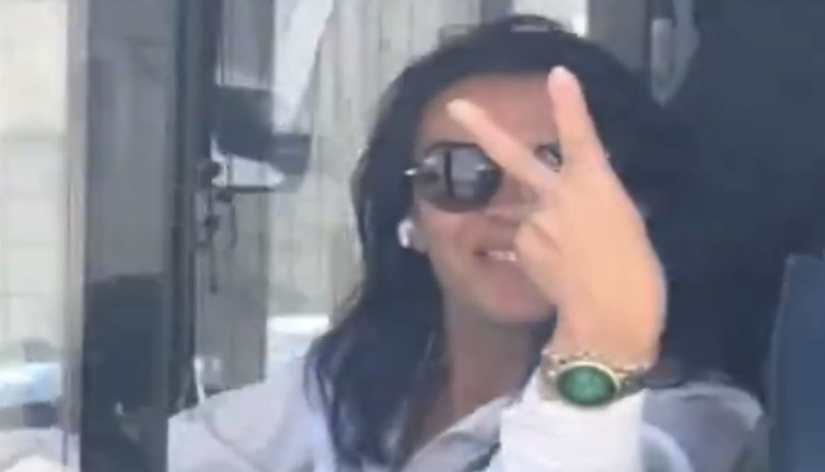 İstanbul’da İETT şoförü olan kadın genç kızların takdirini kazandı: "Adamsın abla"