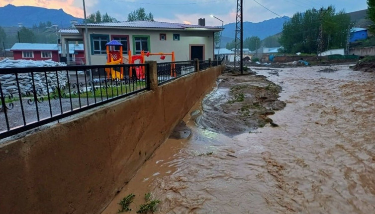 Van'da sel yaklaşık 100 küçükbaş hayvanı telef etti