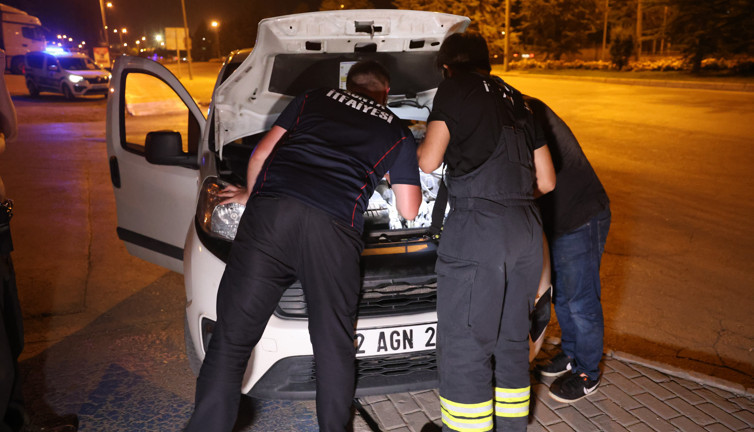 Önce polis sonra itfaiye denedi: Sürücü son çare tamirciye koştu