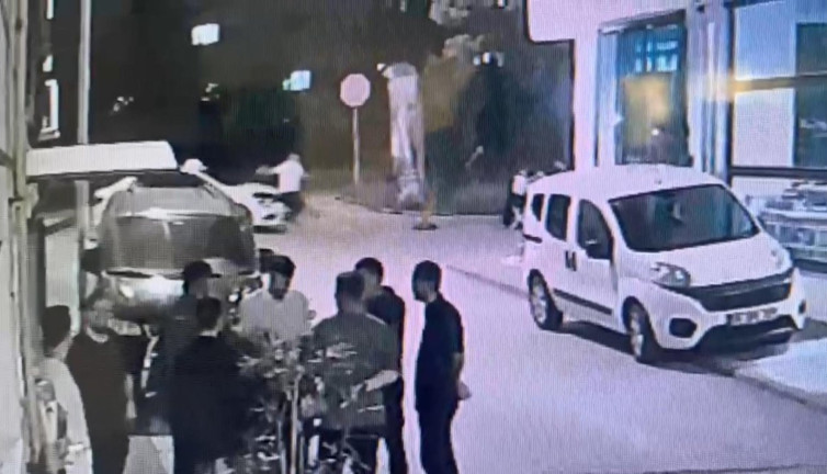 Hareket eden aracını durdurmaya çalışan taksici altında kaldı