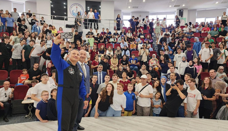 Türkiye'nin ilk astronotu Gezeravcı Eskişehir'de öğrencilerle buluştu