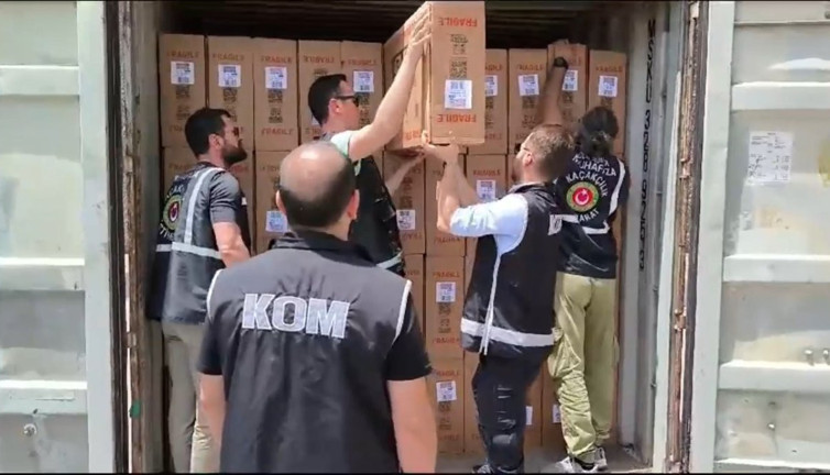 Limandaki konteynerde 31 bin 500 adet ele geçirildi! Ekipler say say bitiremedi