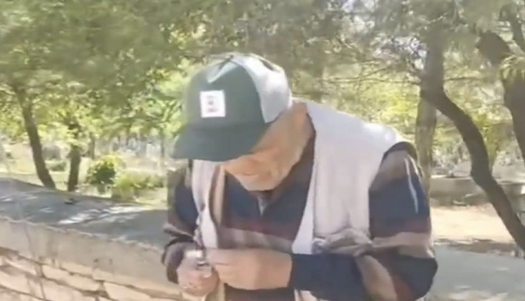 Torpil patlatmak isteyen yaşlı amca heyecanlanıp kaçamayınca torpili üzerinde patlattı