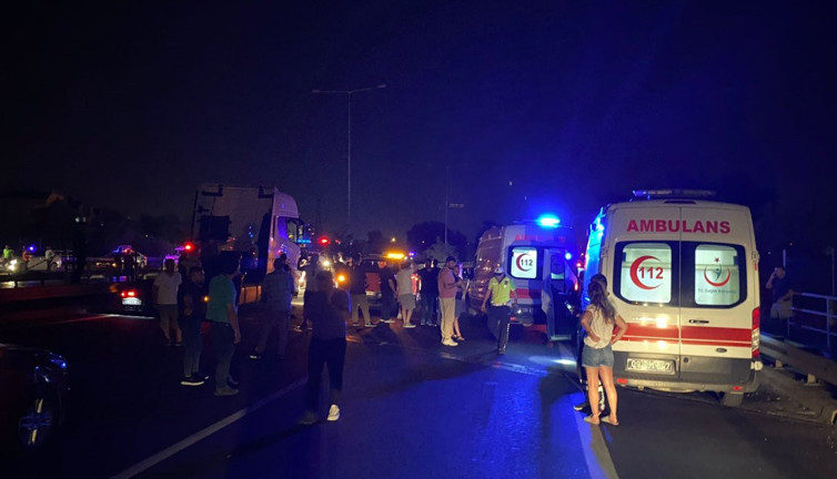 Doğalgaz yüklü tır devrildi. Otoyol trafiğe kapatıldı